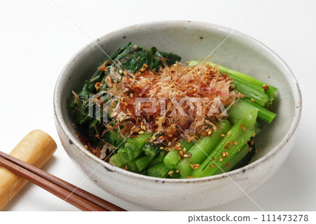 浸泡Komatsuna 111473278