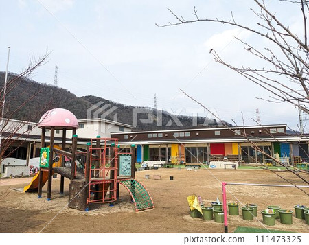 兒童學校和托兒所的遊樂設施和遊樂場 兒童學校和托兒所的遊樂設施和遊樂場 111473325