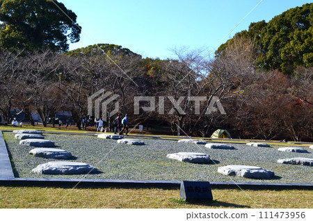 福岡縣太宰府市特別史蹟太宰府廳舍遺址的秋景 111473956