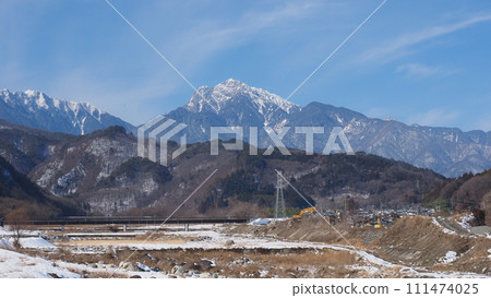從甲部川大橋眺望甲駒岳 從甲部川大橋眺望甲駒岳 111474025