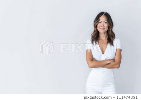 Portrait of a happy young Asian woman isolated...-插圖素材 [111474351 ...