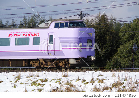 The reprinted Super Yakumo-colored 381 series limited express Yakumo runs along a snow-covered bank. The reprinted Super Yakumo-colored 381 series limited express Yakumo runs along a snow-covered bank. 111474850