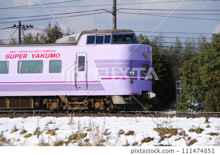 The reprinted Super Yakumo-colored 381 series limited express Yakumo runs along a snow-covered bank. The reprinted Super Yakumo-colored 381 series limited express Yakumo runs along a snow-covered bank. 111474851