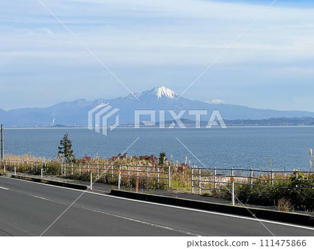 Seeing the first snow on the mountaintop from a distance 111475866
