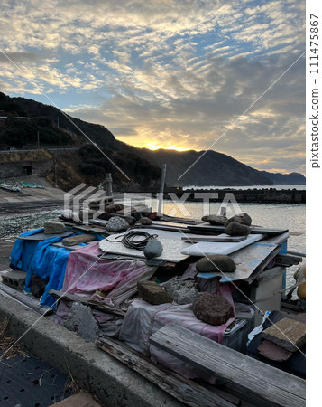 Scenery of a small fishing port 111475867