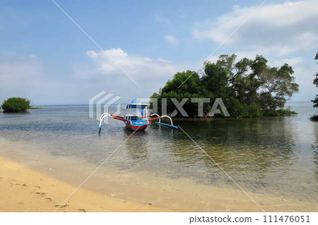 [Bali] Boat floating in the mangrove sea of Lembongan Island 111476051