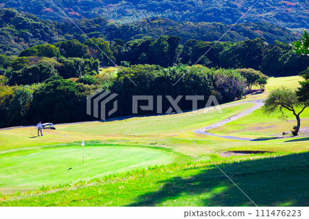Golf course with a refreshing blue sky - long course green, course and golfers (Yugawara Town, Kanagawa Prefecture) Golf course with a refreshing blue sky - long course green, course and golfers (Yugawara Town, Kanagawa Prefecture) 111476223