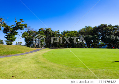 Golf course/teeing area start point and course with refreshing blue skies (Yugawara Town, Kanagawa Prefecture) Golf course/teeing area start point and course with refreshing blue skies (Yugawara Town, Kanagawa Prefecture) 111476482