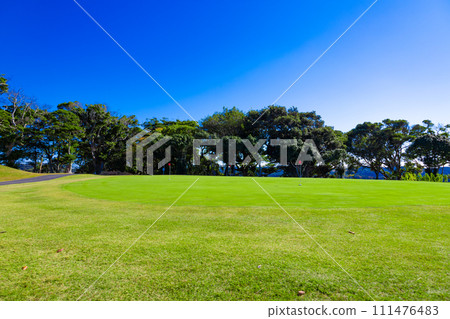 Golf course/teeing area start point and course with refreshing blue skies (Yugawara Town, Kanagawa Prefecture) Golf course/teeing area start point and course with refreshing blue skies (Yugawara Town, Kanagawa Prefecture) 111476483