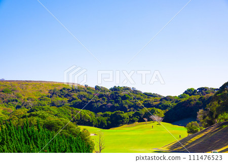 Golf course with a refreshing blue sky - long course green, course and golfers (Yugawara Town, Kanagawa Prefecture) Golf course with a refreshing blue sky - long course green, course and golfers (Yugawara Town, Kanagawa Prefecture) 111476523