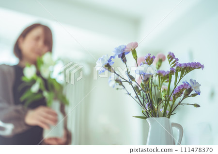 cut flowers 111478370