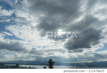 天使的梯子從多雲的天空下降 天使的梯子從多雲的天空下降 111478635