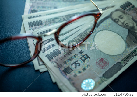 眼鏡和現金 111479552