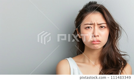一名20多歲的女性,表情不悅 一名20多歲的女性,表情不悅 111483349