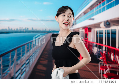 在遊輪上玩得開心的年輕女子 111484304