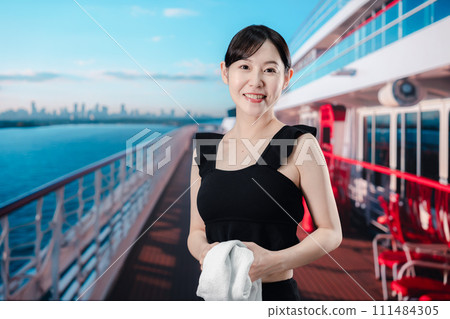 在遊輪上玩得開心的年輕女子 111484305