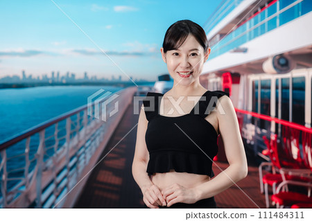 在遊輪上玩得開心的年輕女子 在遊輪上玩得開心的年輕女子 111484311