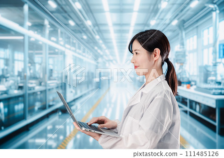 做數據分析的女性研究員 111485126