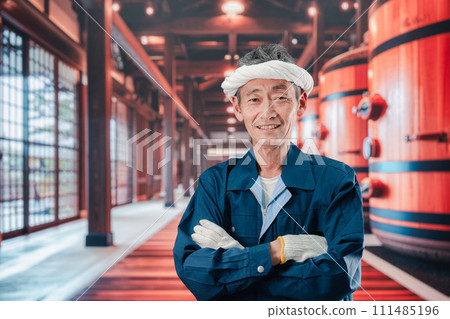 一位在清酒釀酒廠工作的老人 一位在清酒釀酒廠工作的老人 111485196