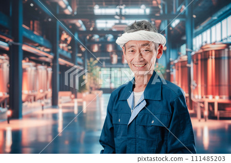 An elderly man working at a sake brewery 111485203