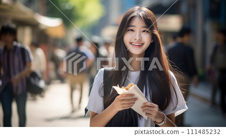 亞洲女孩邊走邊吃 111485232