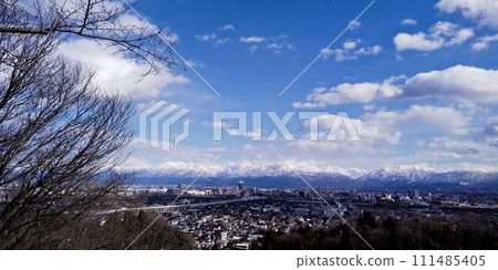 2月 - 富山市和北阿爾卑斯山立山山脈的全景 2月 - 富山市和北阿爾卑斯山立山山脈的全景 111485405