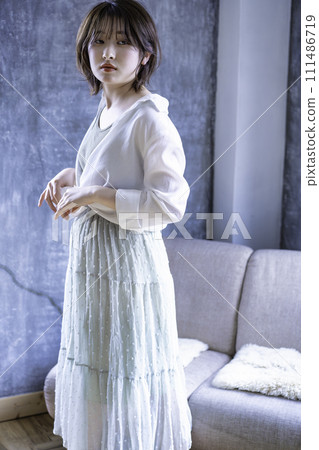 協調衣服的年輕女子 111486719