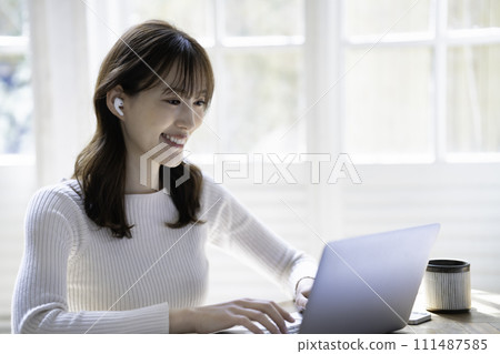 一位女士在明亮的客廳開會 111487585