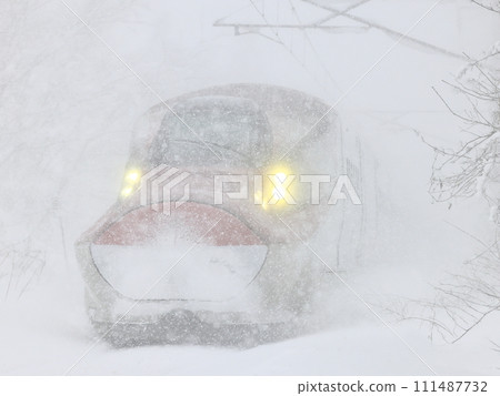 秋田新幹線在暴風雪中穿越仙庭峠 111487732