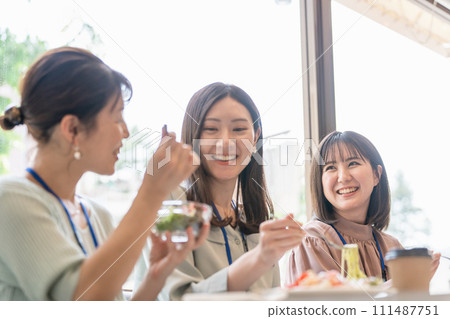 Female friends, colleagues, friends, mom friends who have a girls' party, lunch at a cafe, restaurant, restaurant, employee cafeteria (benefits) 111487751