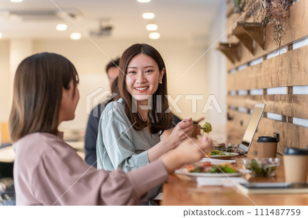Women, office ladies, and businesswomen having a delicious lunch with female friends and colleagues (girls' night out) 111487759