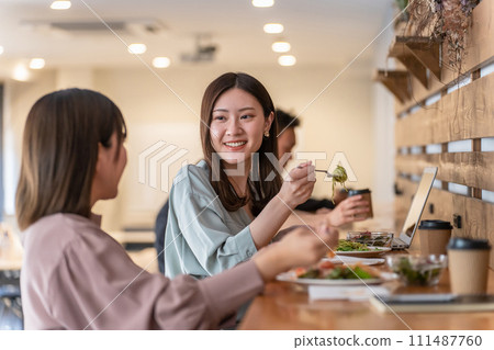 Women, office ladies, and businesswomen having a delicious lunch with female friends and colleagues (girls' night out) 111487760