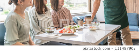 女性朋友、同事、朋友、媽媽朋友在餐廳、餐廳、咖啡館等餐 女性朋友、同事、朋友、媽媽朋友在餐廳、餐廳、咖啡館等餐 111487902