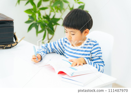 小學生在桌上學習 小學生在桌上學習 111487970