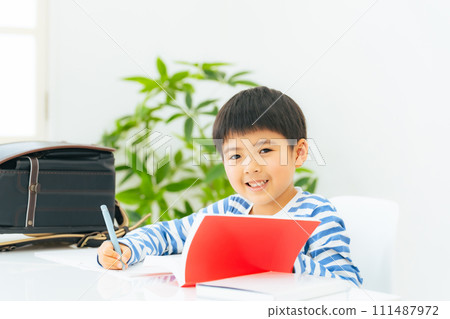 Elementary school student studying at desk 111487972
