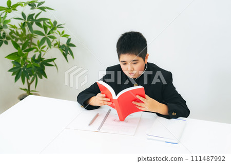穿著校服看書的男學生 111487992
