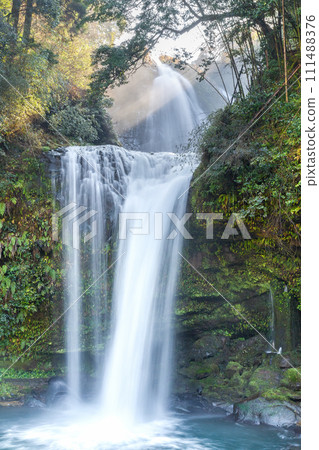 慈善瀑布 111488376