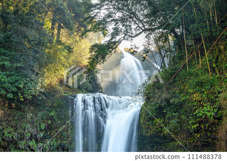 慈善瀑布 111488378