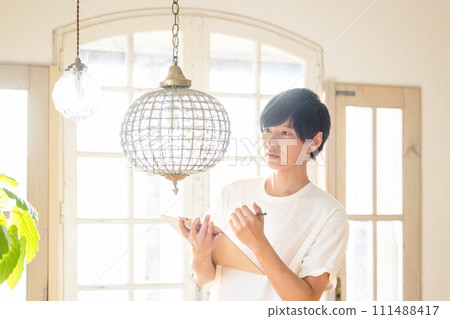 一個男人正在評估不必要的物品 111488417