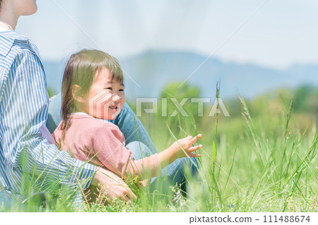 Families having a picnic in the park (travel, vacation, leisure, summer vacation, Golden Week, spring) 111488674