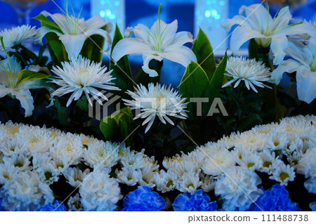 Fashionable flower altar with Casablanca Fashionable flower altar with Casablanca 111488738