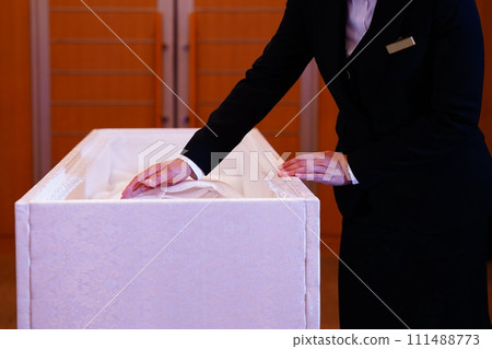 Ceremony lady preparing to say goodbye 111488773
