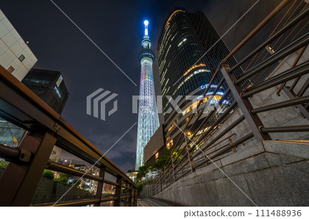 「東京」 從忍成公園碼頭眺望燈火通明的東京晴空塔 111488936