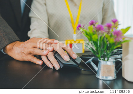 Boss or supervisor pretending to shake hands to teach female employees job Causing young employees to resist because they are uncomfortable and afraid of being sexually harassed There is sexual 111489296