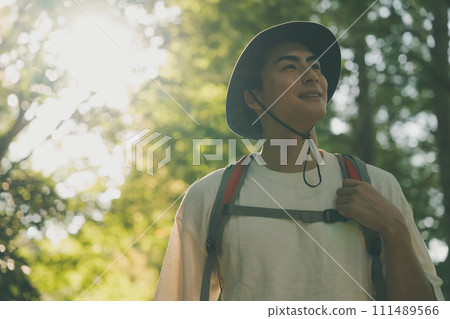 Men climbing 111489566