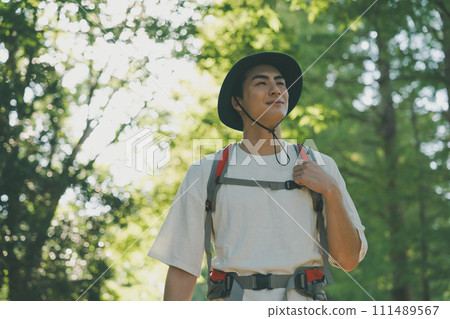 Men climbing 111489567