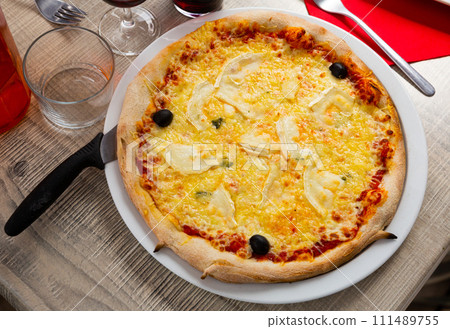 Traditional Italian cheese pizza with tomato sauce and olives 111489755