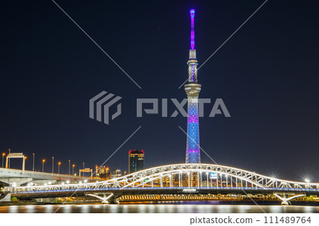 “東京”燈火通明的東京晴空塔和白須橋 / 夜景 111489764