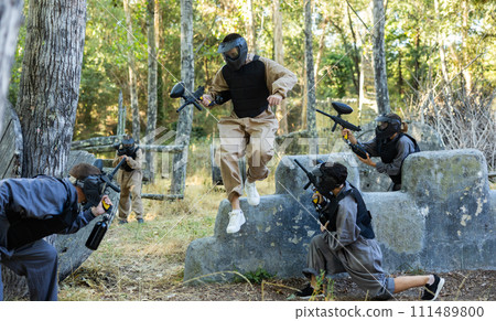 Team of paintball players attacks enemy at an army training ground 111489800