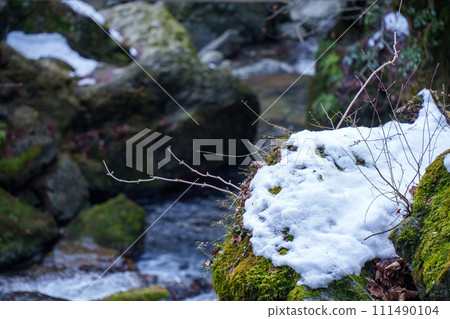 在岩石上的雪 在岩石上的雪 111490104